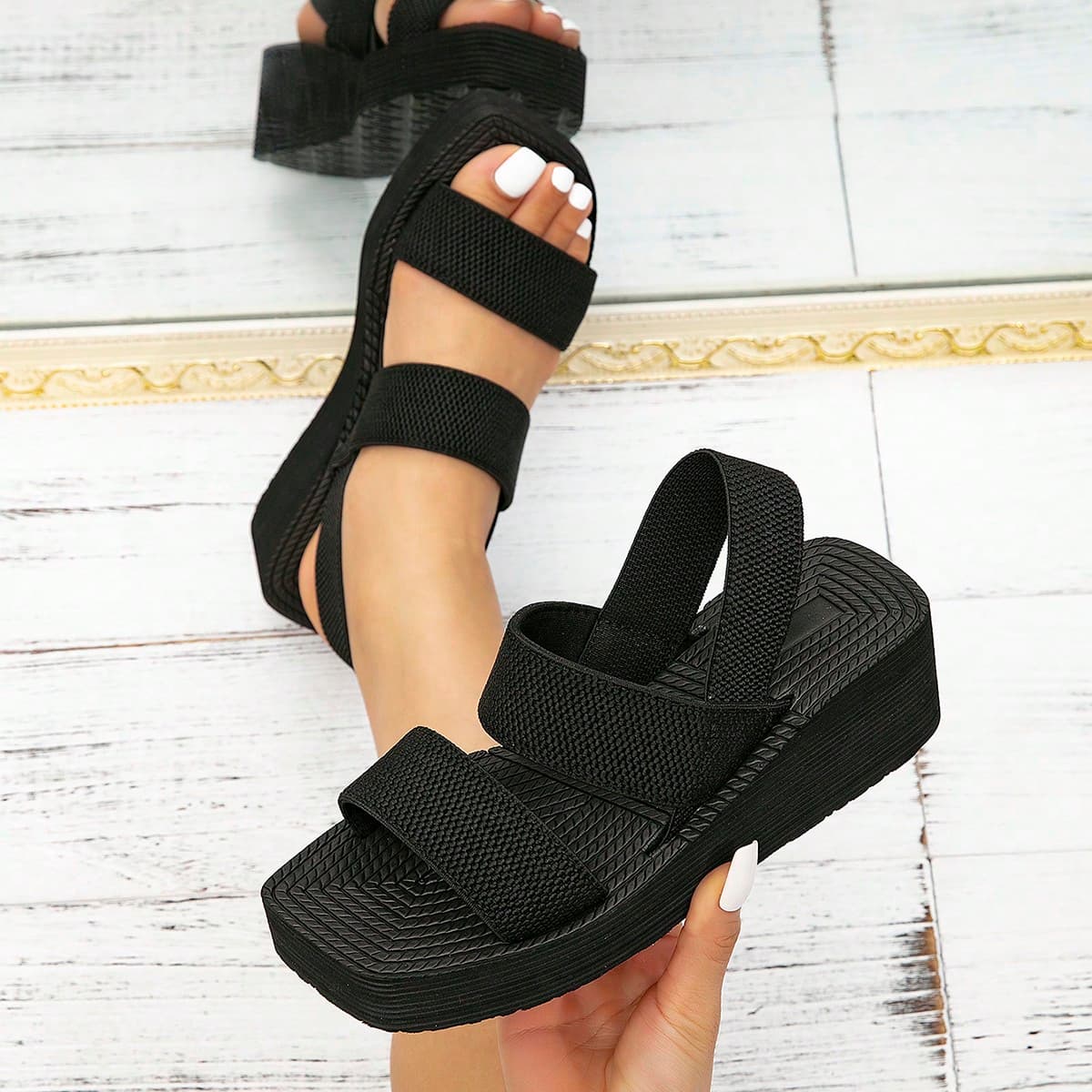 Sandales romaines classiques pour femmes à semelles épaisses et talons compensés, d'inspiration Miu, au style rétro et intemporel avec un design Ã